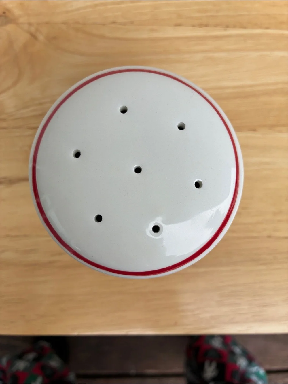 Williams-Sonoma ceramic popcorn salt shaker. Red & white popcorn bucket design